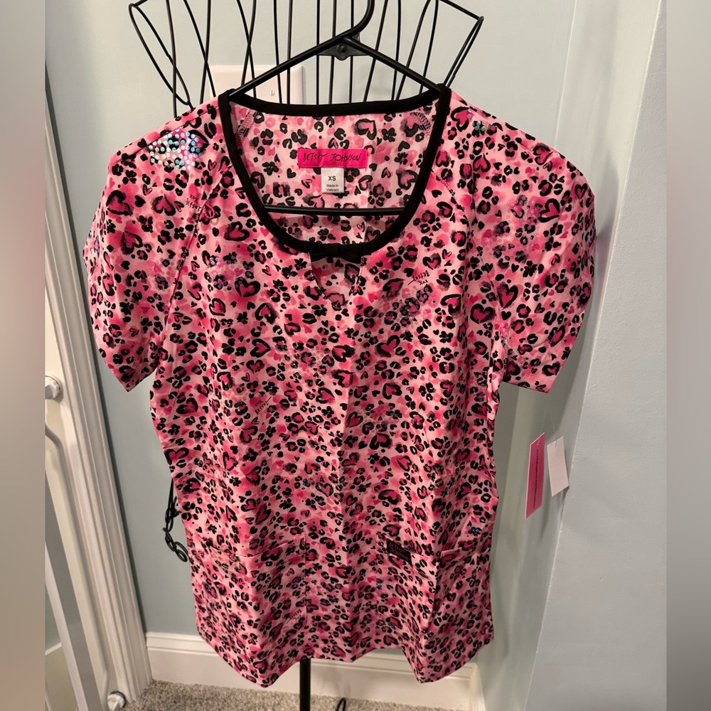 NEW Betsey Johnson Lovely Leopard Sunflower Keyhole Womens scrub top Extra Small